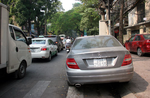 ...hoặc đỗ nửa trên hè, nửa dưới lòng đường.