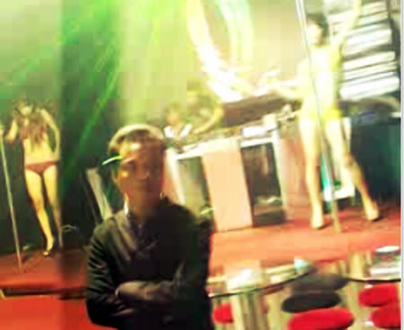 Để có sức uốn éo quanh cột suốt hàng giờ đồng hồ hay lắc lư theo nhạc mạnh, gái múa cột và dân chơi đều cần đến “thuốc tăng lực”. Ảnh: C.K Để có sức uốn éo quanh cột suốt hàng giờ đồng hồ hay lắc lư theo nhạc mạnh, gái múa cột và dân chơi đều cần đến “thuốc tăng lực”. Ảnh: C.K