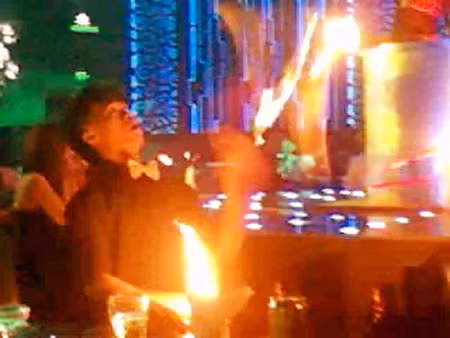 Các quán bar đã xé rào với màn múa lửa của nhân viên pha chế rượu. Ảnh: C.K