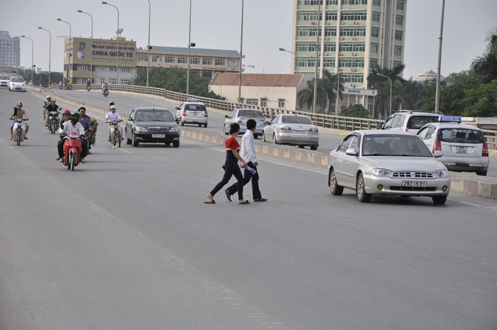 Sang đường ngay dưới chân cầu vượt. (ảnh chụp tại cầu vượt Dịch Vọng, Cầu Giấy). Sang đường ngay dưới chân cầu vượt. (ảnh chụp tại cầu vượt Dịch Vọng, Cầu Giấy).