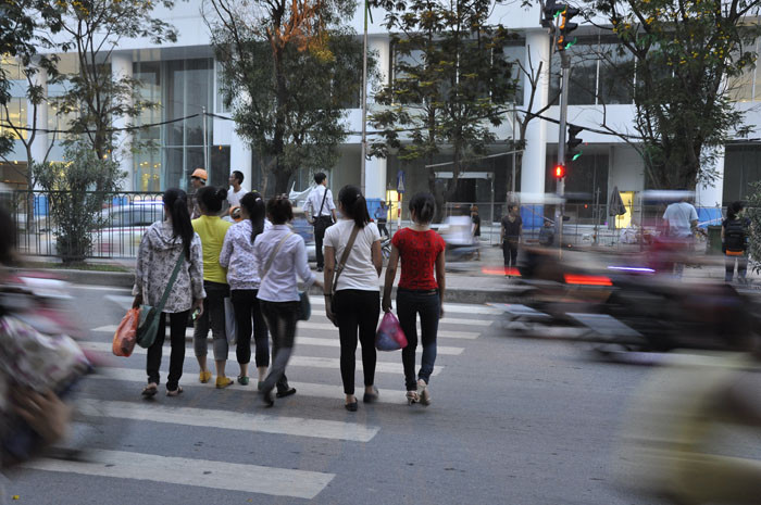 Không tuân thủ đèn tín hiệu giao thông, nhiều người vẫn tự ý sang đường. Không tuân thủ đèn tín hiệu giao thông, nhiều người vẫn tự ý sang đường.