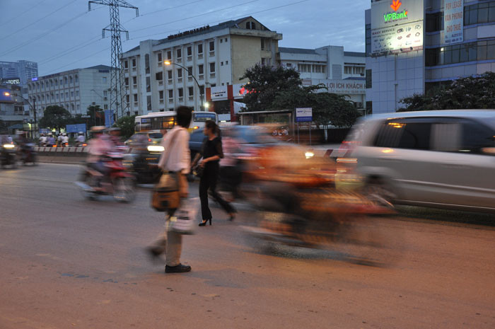 …lúc trời tối rất dễ gây tai nạn giao thông. …lúc trời tối rất dễ gây tai nạn giao thông.