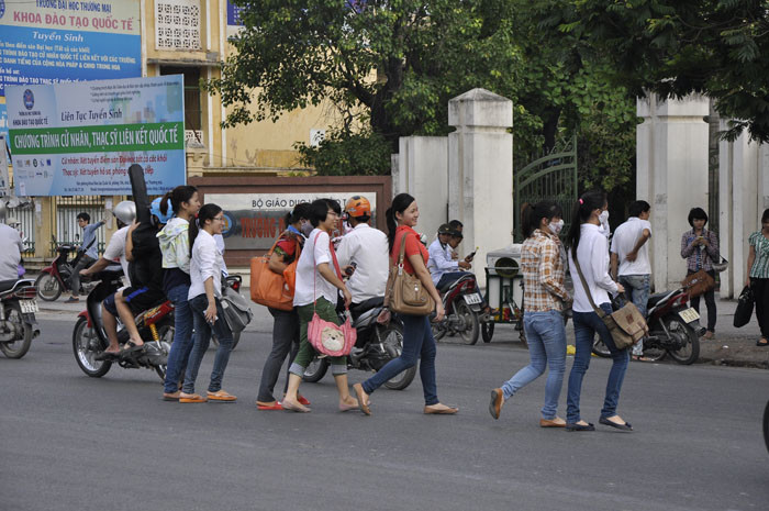 Cổng trường học, chợ, bệnh viên... là những nơi có thể thấy rõ nhất được sự nhốn nháo của nhiều người khi sang đường. Cổng trường học, chợ, bệnh viên... là những nơi có thể thấy rõ nhất được sự nhốn nháo của nhiều người khi sang đường.