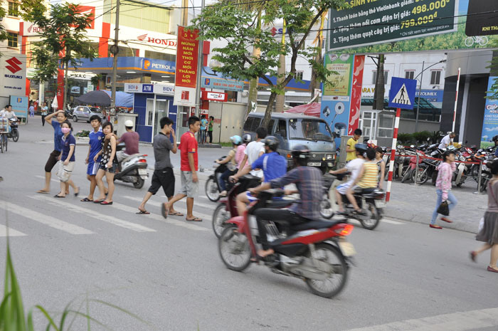 Lộn xộn trong cách sang đường… rất dễ gây tai nạn Lộn xộn trong cách sang đường… rất dễ gây tai nạn