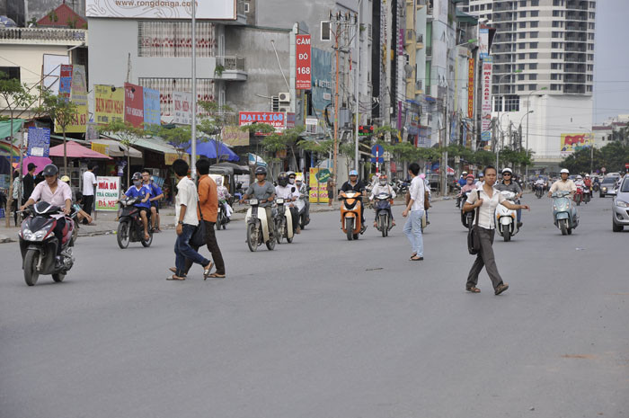 Sang đường ở bất kì đâu, không có tổ chức càng khiến các phương tiện giao thông gặp khó khăn trong việc quan sát. Sang đường ở bất kì đâu, không có tổ chức càng khiến các phương tiện giao thông gặp khó khăn trong việc quan sát.