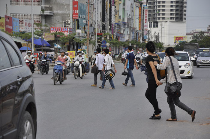 Việc sang đường tự phát trên bất kỳ địa điểm nào khiến cho các phương tiện dễ bị bất ngờ và sảy ra tai nạn đáng tiếc. Việc sang đường tự phát trên bất kỳ địa điểm nào khiến cho các phương tiện dễ bị bất ngờ và sảy ra tai nạn đáng tiếc.