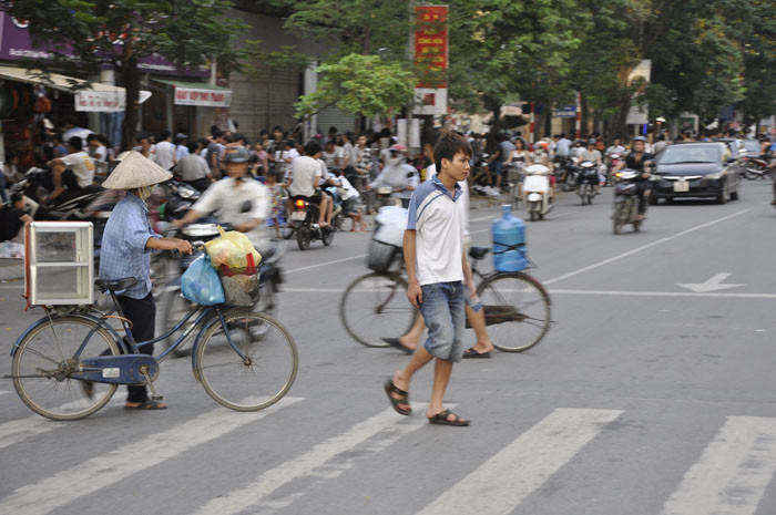 Cả xe đạp và người đi bộ kéo nhau sang đường. Cả xe đạp và người đi bộ kéo nhau sang đường.