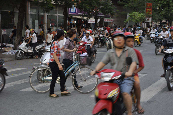 Khu vực chợ xanh (Xuân Thủy – Cầu Giấy) là nơi thường xuyên diễn ra tình trạng lộn xộn giao thông do người sang đường thiếu ý thức. Khu vực chợ xanh (Xuân Thủy – Cầu Giấy) là nơi thường xuyên diễn ra tình trạng lộn xộn giao thông do người sang đường thiếu ý thức.