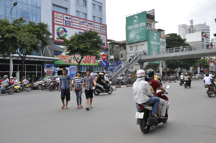 Sang đường ngay dưới chân cầu vượt dành ho người đi bộ. (ảnh chụp tại đường Tây Sơn, trước trường ĐH Thủy Lợi) Sang đường ngay dưới chân cầu vượt dành ho người đi bộ. (ảnh chụp tại đường Tây Sơn, trước trường ĐH Thủy Lợi)