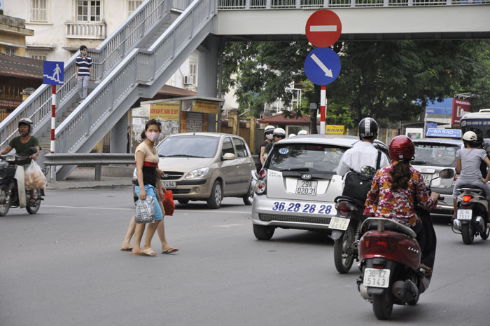 Trên tuyến đường Chùa Bộc trước cổng trường Học viện Ngân Hàng, có đèn tín hiệu giao thông và cầu vượt dành cho người đi bộ nhưng tình trạng sang đường lộn xộn vẫn diễn ra. Trên tuyến đường Chùa Bộc trước cổng trường Học viện Ngân Hàng, có đèn tín hiệu giao thông và cầu vượt dành cho người đi bộ nhưng tình trạng sang đường lộn xộn vẫn diễn ra.