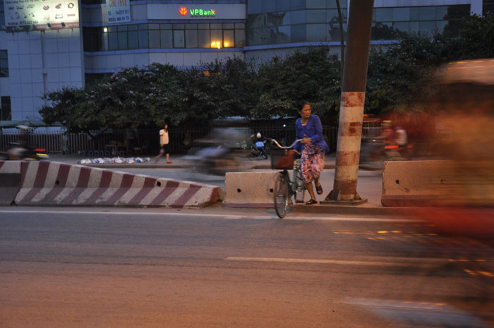 Nhiều người đã tranh thủ khoảng trống ở các giải phân cách để sang đường bất chấp khả năng nguy hiểm cao. Nhiều người đã tranh thủ khoảng trống ở các giải phân cách để sang đường bất chấp khả năng nguy hiểm cao.