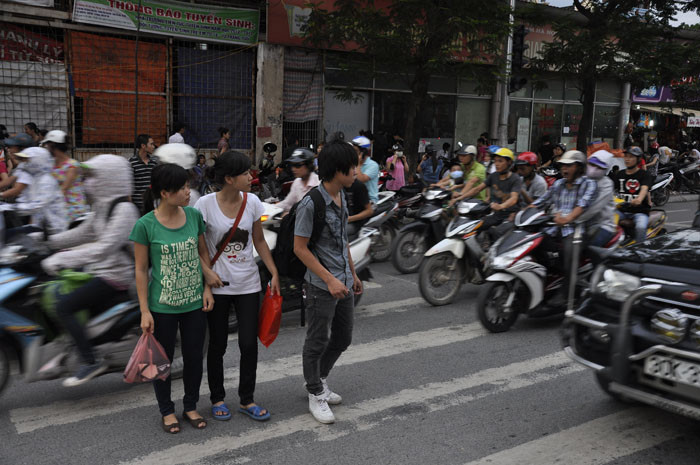 Việc sang đường vào lúc giờ cao điểm… Việc sang đường vào lúc giờ cao điểm…