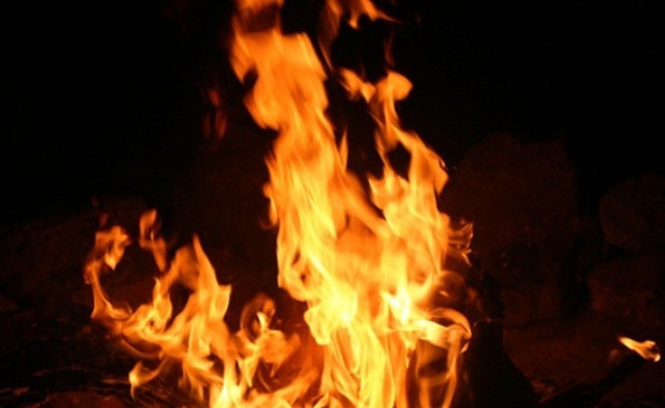 Nữ sinh mới học lớp 7 đã có bầu và rủ bạn trai tự thiêu (Ảnh minh họa)