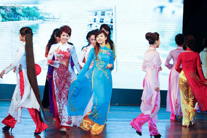 Trà My trong trang phục áo dài tại đêm chung kết Miss Travel 2012 Trà My trong trang phục áo dài tại đêm chung kết Miss Travel 2012