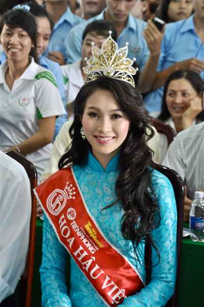 Cô được các thầy cô lẫn bạn bè yêu quý bởi tính cách hòa đồng và chăm chỉ học tập. Cô được các thầy cô lẫn bạn bè yêu quý bởi tính cách hòa đồng và chăm chỉ học tập.