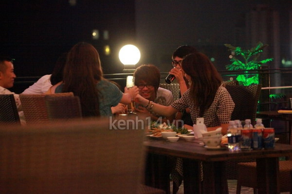 Sau khi lên được xe, chào các fan xong thì Bùi Anh Tuấn và quản lý của mình đã đến một nhà hàng và ăn khuya với một số bạn bè.(Theo Kênh 14) Sau khi lên được xe, chào các fan xong thì Bùi Anh Tuấn và quản lý của mình đã đến một nhà hàng và ăn khuya với một số bạn bè.(Theo Kênh 14)