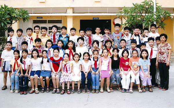 Tú Anh luôn nổi trội trong lớp bởi có gương mặt sáng, thông minh. Cô luôn hòa đồng với bạn bè, thầy cô. Tú Anh quan niệm: "Ai cũng thích một người có vẻ đẹp tâm hồn hơn là sự hào nhoáng về bề ngoài. Bởi vậy, em nghĩ, mọi người yêu mến em vì chính tính cách của em, chứ không phải vì một lý do nào khác".