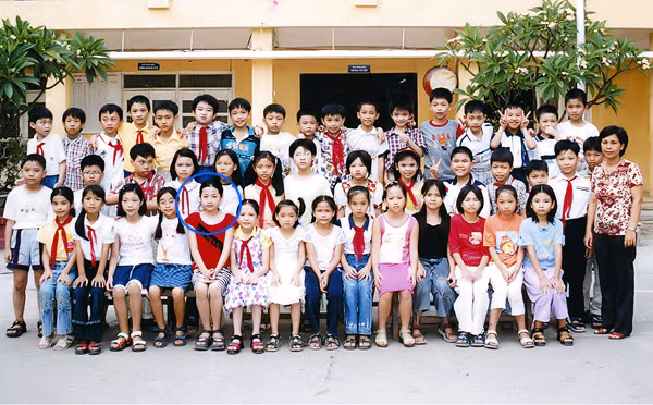 Tú Anh luôn nổi trội trong lớp bởi có gương mặt sáng, thông minh. Cô luôn hòa đồng với bạn bè, thầy cô. Tú Anh quan niệm: "Ai cũng thích một người có vẻ đẹp tâm hồn hơn là sự hào nhoáng về bề ngoài. Bởi vậy, em nghĩ, mọi người yêu mến em vì chính tính cách của em, chứ không phải vì một lý do nào khác".