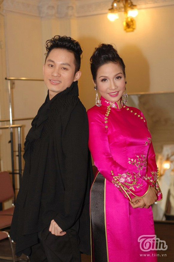 Không chỉ hợp tác trên sân khấu, Tùng Dương và Mỹ Linh còn là những người bạn thân thiết ngoài đời. Không chỉ hợp tác trên sân khấu, Tùng Dương và Mỹ Linh còn là những người bạn thân thiết ngoài đời.