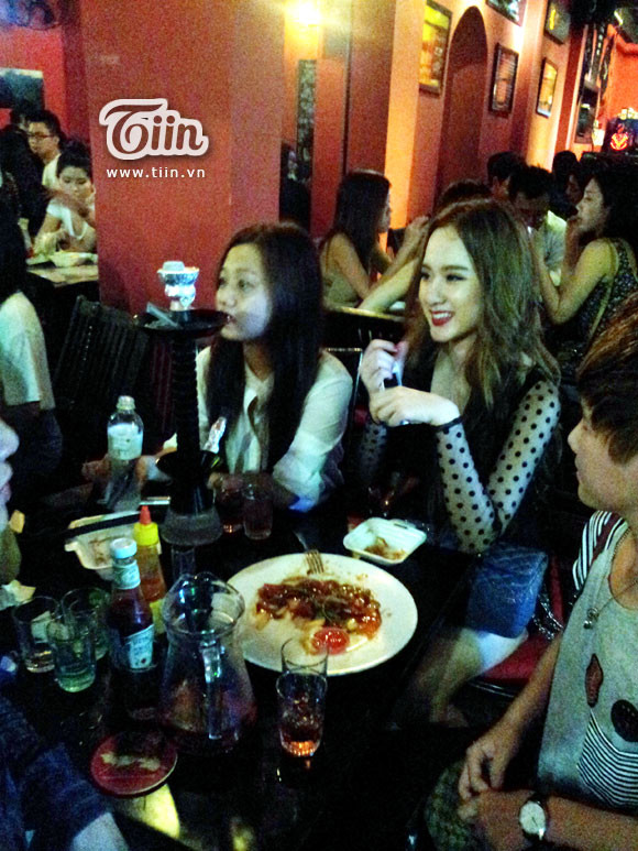 Nhìn qua thì có thể đoán là "Bà mẹ nhí" mới đi diễn về và hẹn bạn đến đây để tám chuyện.(Theo Tiin) Nhìn qua thì có thể đoán là "Bà mẹ nhí" mới đi diễn về và hẹn bạn đến đây để tám chuyện.(Theo Tiin)