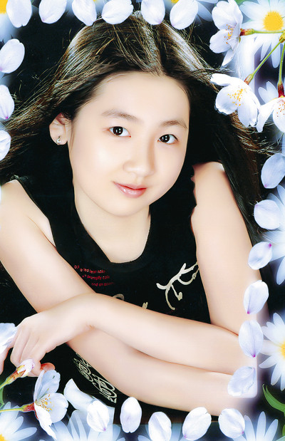 Mẹ Tú Anh sinh năm 1972 nên hai mẹ con rất gần gũi. Người đẹp coi mẹ như một người bạn lớn để tâm sự mọi niềm vui, nỗi buồn trong cuộc sống. Khi vây quanh Tú Anh có nhiều bạn trai, mẹ cô chỉ khuyên: "Tình yêu làm nên điều kỳ diệu trong cuộc sống" và không cấm đoán cô mở cửa trái tim. Tuy nhiên, hiện tại, Á hậu chưa có bạn trai mà chỉ tập trung vào việc học. Cô muốn trở thành một nhà báo giỏi trong tương lai.