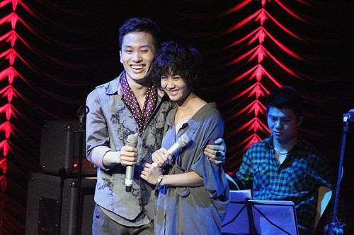 "Cô em" nhỏ tuổi nhất hát với Tùng Dương cực kỳ ăn ý chính là Lê Cát Trọng Lý. "Cô em" nhỏ tuổi nhất hát với Tùng Dương cực kỳ ăn ý chính là Lê Cát Trọng Lý.