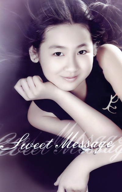 Chú ruột và gia đình rất ủng hộ Tú Anh thử sức ở cuộc thi Hoa hậu vì nghĩ cô có khả năng lọt vào top những người đẹp nhất. Tại vòng chung kết vừa qua, Á hậu luôn được mẹ và cậu ruột chăm lo từng chút một. Đây cũng là nguồn động viên cho cô tỏa sáng trong mọi hoạt động của cuộc thi.