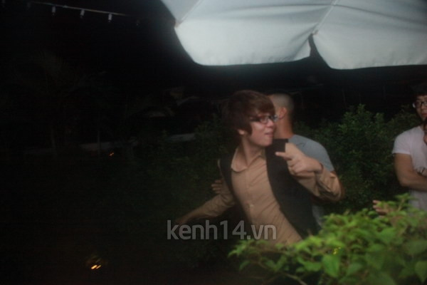 Tối 29/8, sau khi kết thúc đêm diễn ở một bar tại Hà Nội, Bùi Anh Tuấn đã vội vàng ra về nhưng vì đây là lần đầu tiên xuất hiện trước fan Thủ đô nên anh chàng khá khó khăn để vượt "vòng vây" khán giả ra đến xe. Có khá nhiều fan nữ đứng ở cổng và chờ Bùi Anh Tuấn ra để xin chụp hình và chữ kí. Tối 29/8, sau khi kết thúc đêm diễn ở một bar tại Hà Nội, Bùi Anh Tuấn đã vội vàng ra về nhưng vì đây là lần đầu tiên xuất hiện trước fan Thủ đô nên anh chàng khá khó khăn để vượt "vòng vây" khán giả ra đến xe. Có khá nhiều fan nữ đứng ở cổng và chờ Bùi Anh Tuấn ra để xin chụp hình và chữ kí.