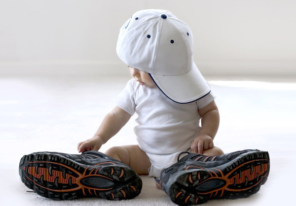 "Người mẫu nhí" này quảng cáo cho hãng giày và mũ nào vậy nhỉ? "Người mẫu nhí" này quảng cáo cho hãng giày và mũ nào vậy nhỉ?