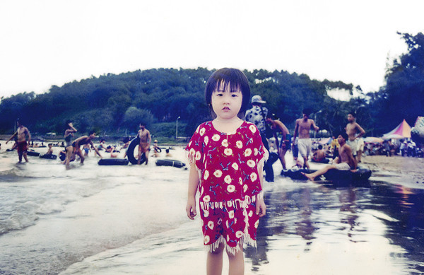 Theo lời kể của mẹ Á hậu, Dương Tú Anh rất giống bố, bà nội và ông ngoại lúc mới lọt lòng. Sau này, càng lớn, cô càng giống bà nội nhiều hơn. Là con một trong gia đình nên từ bé, người đẹp của Học viện Báo chí và Tuyên truyền đã được bố cưng chiều.