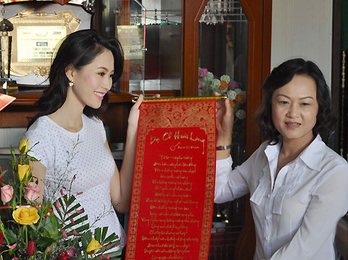 Ngày 30/8, Hoa hậu rời Cần Thơ về thăm quê nhà ở Bạc Liêu. Bà Lê Thị Ái Nam (phải) - Phó chủ tịch UBND tỉnh Bạc Liêu trao tặng người đẹp bản "Dạ cổ hoài lang" của cố nhạc sĩ Cao Văn Lầu. Ngày 30/8, Hoa hậu rời Cần Thơ về thăm quê nhà ở Bạc Liêu. Bà Lê Thị Ái Nam (phải) - Phó chủ tịch UBND tỉnh Bạc Liêu trao tặng người đẹp bản "Dạ cổ hoài lang" của cố nhạc sĩ Cao Văn Lầu.