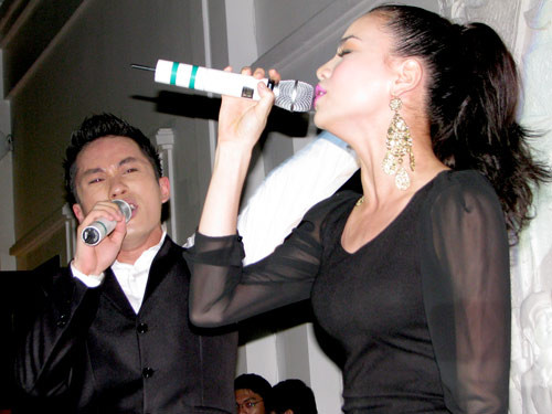 Cùng nhau ngồi vắt vẻo trên bậc tường cao, giữa trời đêm với ánh nến lung linh huyền ảo và song ca 'Still loving you' tình tứ, chàng ca sĩ 'Con cò' Tùng Dương và người đẹp kém mình 1 tuổi Hồ Ngọc Hà có đêm nhạc đáng nhớ vào tối 12/11 tại Cham Charm (quận 7, TP HCM). Cùng nhau ngồi vắt vẻo trên bậc tường cao, giữa trời đêm với ánh nến lung linh huyền ảo và song ca 'Still loving you' tình tứ, chàng ca sĩ 'Con cò' Tùng Dương và người đẹp kém mình 1 tuổi Hồ Ngọc Hà có đêm nhạc đáng nhớ vào tối 12/11 tại Cham Charm (quận 7, TP HCM).