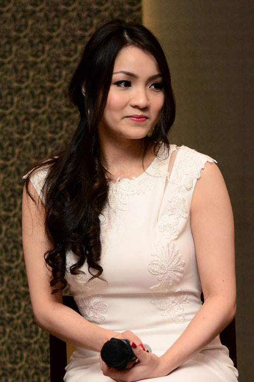 Nổi đình nổi đám với cái tên Thủy Top nhưng trong vai trò mới, cô muốn mọi người hãy gọi mình là Huỳnh Minh Thủy. (Theo Zing) Nổi đình nổi đám với cái tên Thủy Top nhưng trong vai trò mới, cô muốn mọi người hãy gọi mình là Huỳnh Minh Thủy. (Theo Zing)