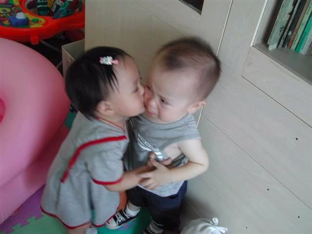 Bức ảnh hài hước này thu hút rất nhiều comment hài hước không kém: "Tớ sẽ méc mẹ bạn bắt nạt tớ", "Tình yêu 10X"... Bức ảnh hài hước này thu hút rất nhiều comment hài hước không kém: "Tớ sẽ méc mẹ bạn bắt nạt tớ", "Tình yêu 10X"...