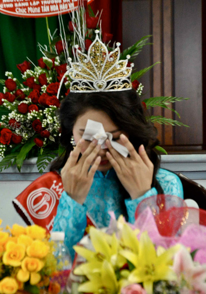 Hoa hậu cũng cảm thấy tiếc vì sau buổi giao lưu, cô còn quá nhiều công việc khác cần giải quyết nên không kịp về lớp để gặp riêng các bạn và gửi lời cảm ơn. Hoa hậu cũng cảm thấy tiếc vì sau buổi giao lưu, cô còn quá nhiều công việc khác cần giải quyết nên không kịp về lớp để gặp riêng các bạn và gửi lời cảm ơn.