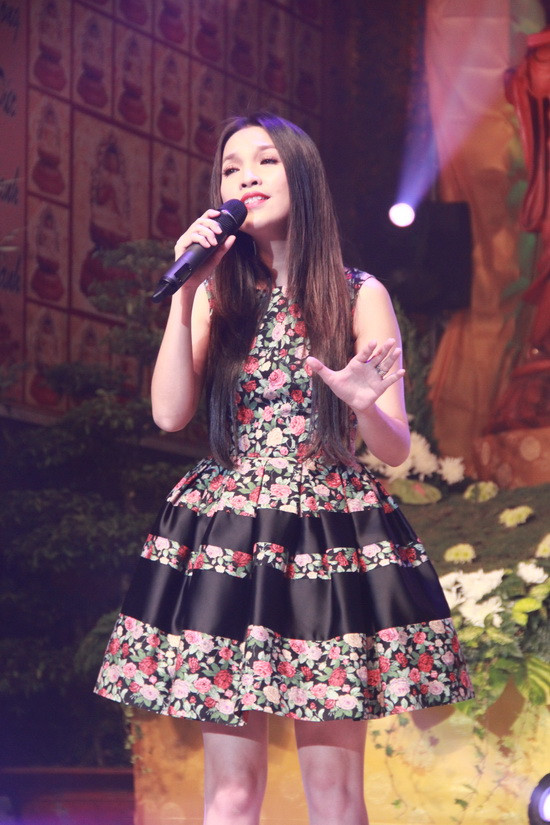 Nếu như đứng trên sân khấu Bài hát yêu thích diễn ra vào đầu tháng 7 vừa qua, Hiền Thục không thể rơi nước mắt khi hát Nhật ký của mẹ, thì trong đêm nhạc Hạnh phúc của con diễn ra tại Chùa Trung Nghĩa, TP.HCM tối qua, nữ ca sĩ lại khiến khán giả không khỏi xúc động khi chứng kiến cảnh cô bỗng dưng khóc òa. Nếu như đứng trên sân khấu Bài hát yêu thích diễn ra vào đầu tháng 7 vừa qua, Hiền Thục không thể rơi nước mắt khi hát Nhật ký của mẹ, thì trong đêm nhạc Hạnh phúc của con diễn ra tại Chùa Trung Nghĩa, TP.HCM tối qua, nữ ca sĩ lại khiến khán giả không khỏi xúc động khi chứng kiến cảnh cô bỗng dưng khóc òa.