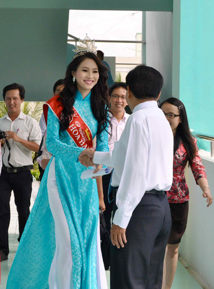 Đăng quang Hoa hậu Việt Nam 2012 từ hôm 25/8, lịch làm việc kín mít khiến Đặng Thu Thảo không có thời gian nghỉ ngơi. Thế nhưng, trong chuyến trở về thăm ngôi trường mà cô đang theo học vào chiều 29/8, Thu Thảo vẫn rạng ngời. Đăng quang Hoa hậu Việt Nam 2012 từ hôm 25/8, lịch làm việc kín mít khiến Đặng Thu Thảo không có thời gian nghỉ ngơi. Thế nhưng, trong chuyến trở về thăm ngôi trường mà cô đang theo học vào chiều 29/8, Thu Thảo vẫn rạng ngời.