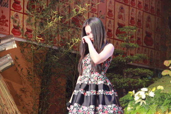 Xuất hiện trên sân khấu để trình diễn Nhật ký của mẹ, Hiền Thục thu hút sự chú ý của mọi người bởi vẻ đẹp mặn mà, đằm thắm của "gái một con". Tuy nhiên, chỉ sau khi hát vài câu đầu tiên, nữ ca sĩ đã khiến nhiều người bất ngờ vì bỗng dưng khóc òa. (Theo Xzone) Xuất hiện trên sân khấu để trình diễn Nhật ký của mẹ, Hiền Thục thu hút sự chú ý của mọi người bởi vẻ đẹp mặn mà, đằm thắm của "gái một con". Tuy nhiên, chỉ sau khi hát vài câu đầu tiên, nữ ca sĩ đã khiến nhiều người bất ngờ vì bỗng dưng khóc òa. (Theo Xzone)