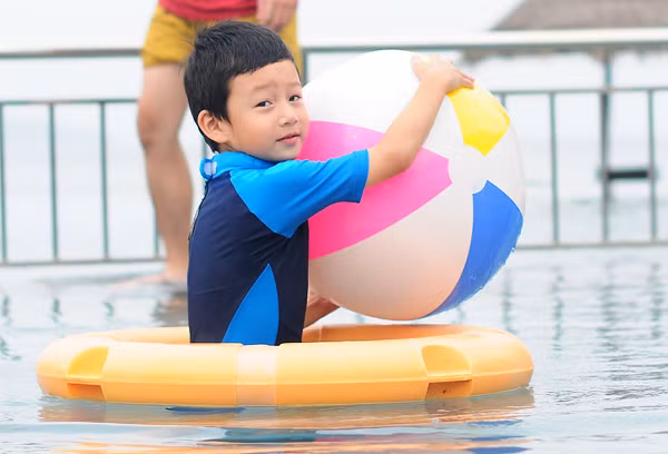 Khi có người chơi cùng mình, Bảo Nam tinh nghịch lấy bóng ném khắp nơi để nước bắn lên. Khi có người chơi cùng mình, Bảo Nam tinh nghịch lấy bóng ném khắp nơi để nước bắn lên.