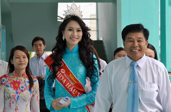 Đúng 14h, Đặng Thu Thảo được đích thân các thầy trong ban lãnh đạo nhà trường ra đón. Đúng 14h, Đặng Thu Thảo được đích thân các thầy trong ban lãnh đạo nhà trường ra đón.