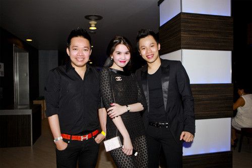 Cô tạo dáng chụp ảnh cùng "ông trùm" chân dài Vũ Khắc Tiệp và doanh nhân Huy Cận. Cô tạo dáng chụp ảnh cùng "ông trùm" chân dài Vũ Khắc Tiệp và doanh nhân Huy Cận.