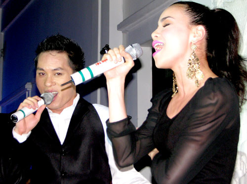 Hát trong không khí thân mật với ánh nến lung linh và những ngọn đèn đêm huyền ảo, đôi song ca Tùng Dương - Hà Hồ có cơ hội biểu diễn hết mình và gửi toàn bộ cảm xúc trong từng câu hát. Hát trong không khí thân mật với ánh nến lung linh và những ngọn đèn đêm huyền ảo, đôi song ca Tùng Dương - Hà Hồ có cơ hội biểu diễn hết mình và gửi toàn bộ cảm xúc trong từng câu hát.