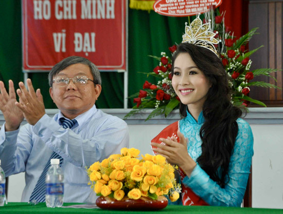 Ban lãnh đạo nhà trường gửi lời chúc mừng đến Tân Hoa hậu và tặng thưởng cho cô 20 triệu đồng. Tuy nhiên, Thu Thảo xin được gửi lại số tiền thưởng trên vào quỹ học bổng của trường để hỗ trợ các sinh viên nghèo. Ban lãnh đạo nhà trường gửi lời chúc mừng đến Tân Hoa hậu và tặng thưởng cho cô 20 triệu đồng. Tuy nhiên, Thu Thảo xin được gửi lại số tiền thưởng trên vào quỹ học bổng của trường để hỗ trợ các sinh viên nghèo.