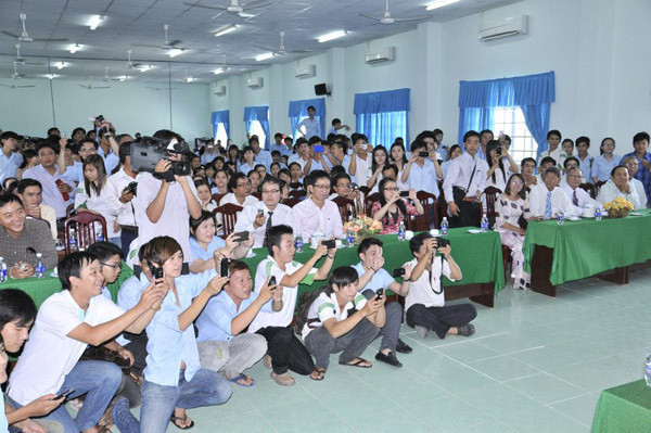 Hàng ngàn sinh viên chen chúc để được tận mắt chiêm ngưỡng Hoa hậu ngày trở về. Họ không ngớt gọi tên cô. Hàng ngàn sinh viên chen chúc để được tận mắt chiêm ngưỡng Hoa hậu ngày trở về. Họ không ngớt gọi tên cô.