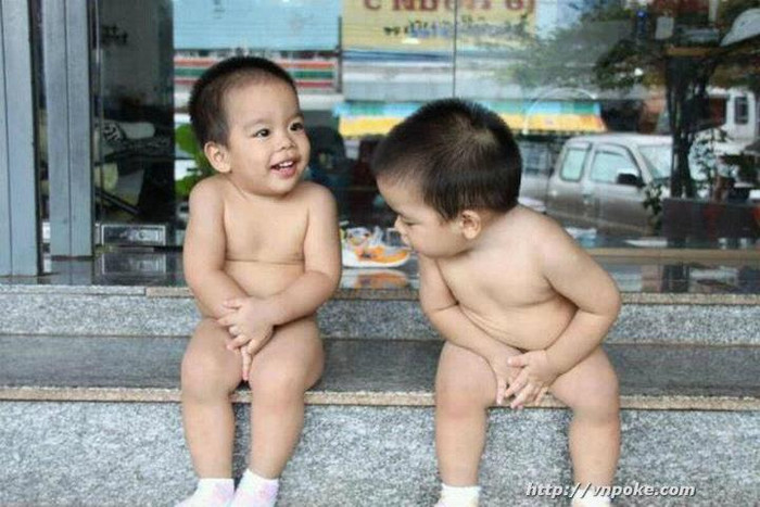 Câu chuyện giữa 2 cậu bé này là: - Cho tớ xem nào! - Không, người ta nhìn kìa!