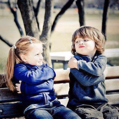 2 bạn đang dạy nhau cách ôm thật chặt để giữ ấm trong mùa đông chăng?