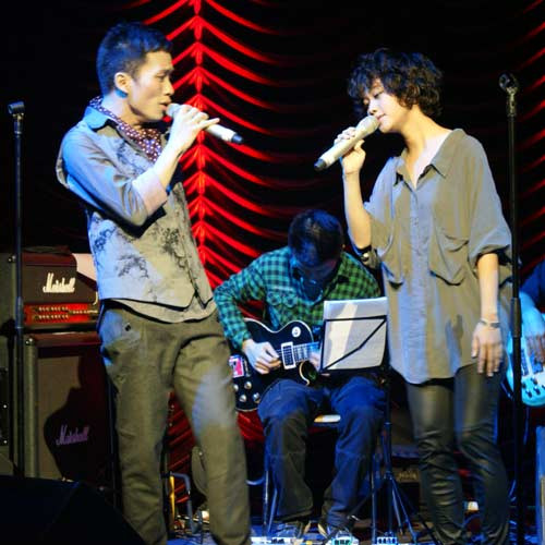 "Một người nóng và một người lạnh, một người lững thững và một người lúc nào cũng thích lên đồng, nổi loạn nhưng biết đâu sau này chúng sẽ trở thành một đôi, không chỉ trên sân khấu mà còn ở ngoài đời nữa" - Câu nói đùa của Tùng Dương khi trong đêm nhạc Dương Lý đã nhận được sự hưởng ứng nhiệt tình của gần 300 khán giả có mặt tại khán phòng khán phòng Ngụy Như Kon Tum.. "Một người nóng và một người lạnh, một người lững thững và một người lúc nào cũng thích lên đồng, nổi loạn nhưng biết đâu sau này chúng sẽ trở thành một đôi, không chỉ trên sân khấu mà còn ở ngoài đời nữa" - Câu nói đùa của Tùng Dương khi trong đêm nhạc Dương Lý đã nhận được sự hưởng ứng nhiệt tình của gần 300 khán giả có mặt tại khán phòng khán phòng Ngụy Như Kon Tum..