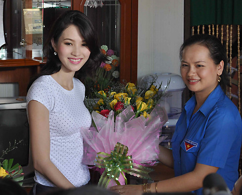 Đại diện đoàn thanh niên của Bạc Liêu cũng đến tặng hoa chúc mừng người đẹp. Đại diện đoàn thanh niên của Bạc Liêu cũng đến tặng hoa chúc mừng người đẹp.