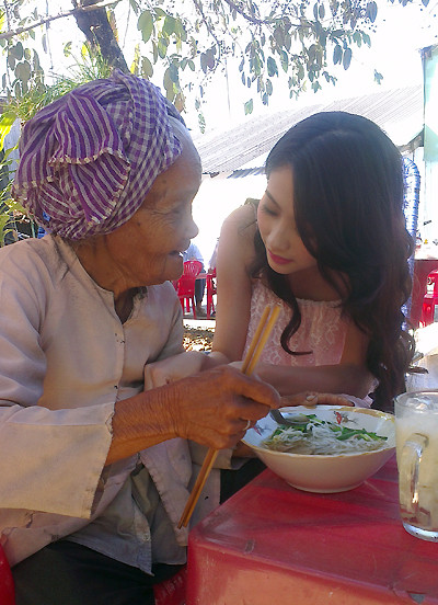 Khi về đến quê nhà, người đẹp cùng bạn bè đi ăn những món ngon yêu thích. Trong ảnh: Một bà cụ nhận ra con bé Thảo gầy gò ngày nào trong xóm giờ đã thành hoa hậu. Bà ân cần hỏi han và động viên người đẹp phải cố gắng hơn nữa. Khi về đến quê nhà, người đẹp cùng bạn bè đi ăn những món ngon yêu thích. Trong ảnh: Một bà cụ nhận ra con bé Thảo gầy gò ngày nào trong xóm giờ đã thành hoa hậu. Bà ân cần hỏi han và động viên người đẹp phải cố gắng hơn nữa.