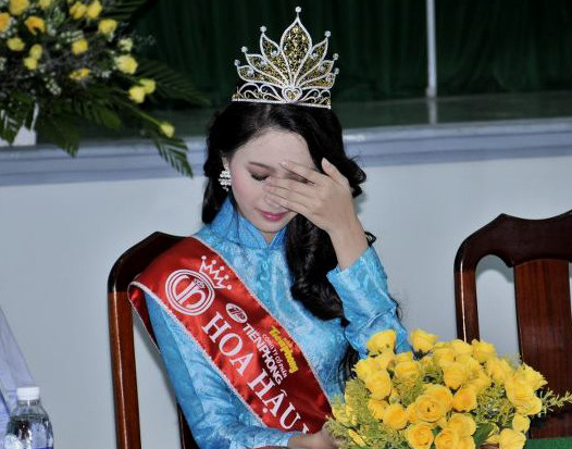 Khi nghe thầy hiệu trưởng đọc bài thơ mà ông làm để tặng riêng cho mình, Hoa hậu bật khóc vì quá xúc động. Cô bất ngờ trước những tình cảm mà các thầy và sinh viên trong trường dành cho mình. Bốn năm theo học tại trường, Hoa hậu có quá nhiều kỷ niệm đẹp. Khi nghe thầy hiệu trưởng đọc bài thơ mà ông làm để tặng riêng cho mình, Hoa hậu bật khóc vì quá xúc động. Cô bất ngờ trước những tình cảm mà các thầy và sinh viên trong trường dành cho mình. Bốn năm theo học tại trường, Hoa hậu có quá nhiều kỷ niệm đẹp.